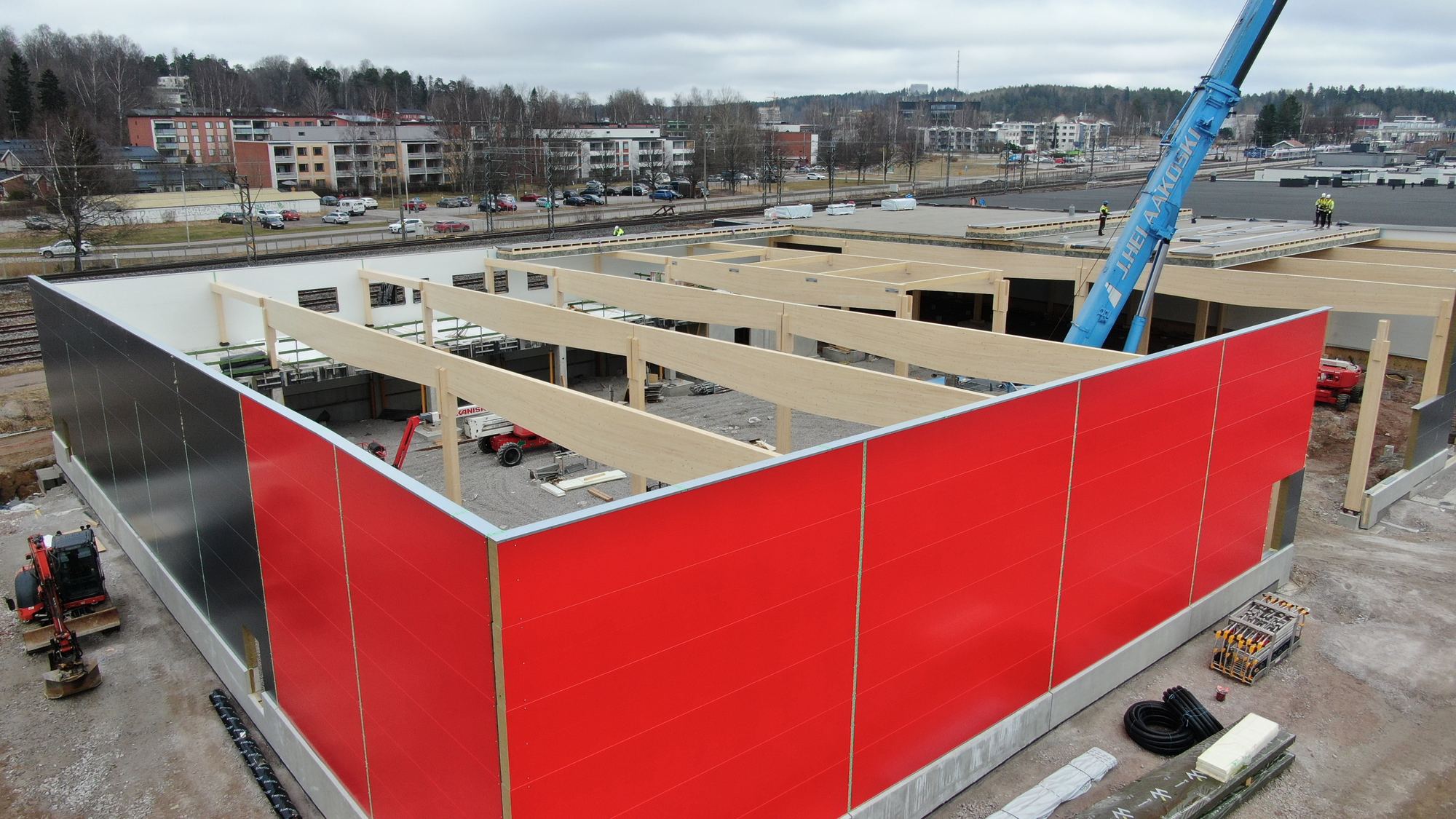 Kirkkonummen Tähden punainen laajennus ilmasta, liimapuurunko ja nosturi