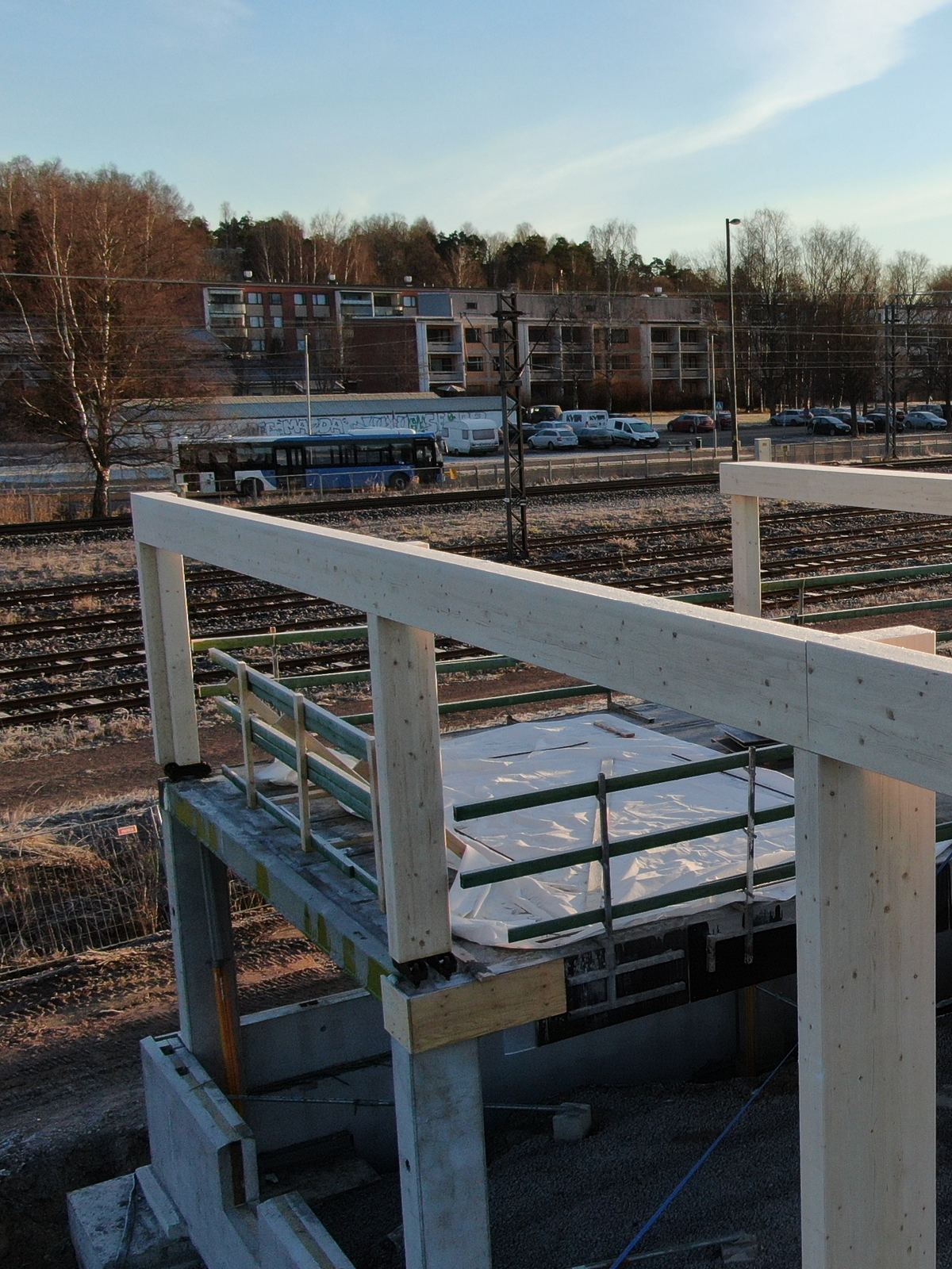 Liimapuurungon kulma Kirkkonummen T&auml;hden ty&ouml;maalla, radan varrella